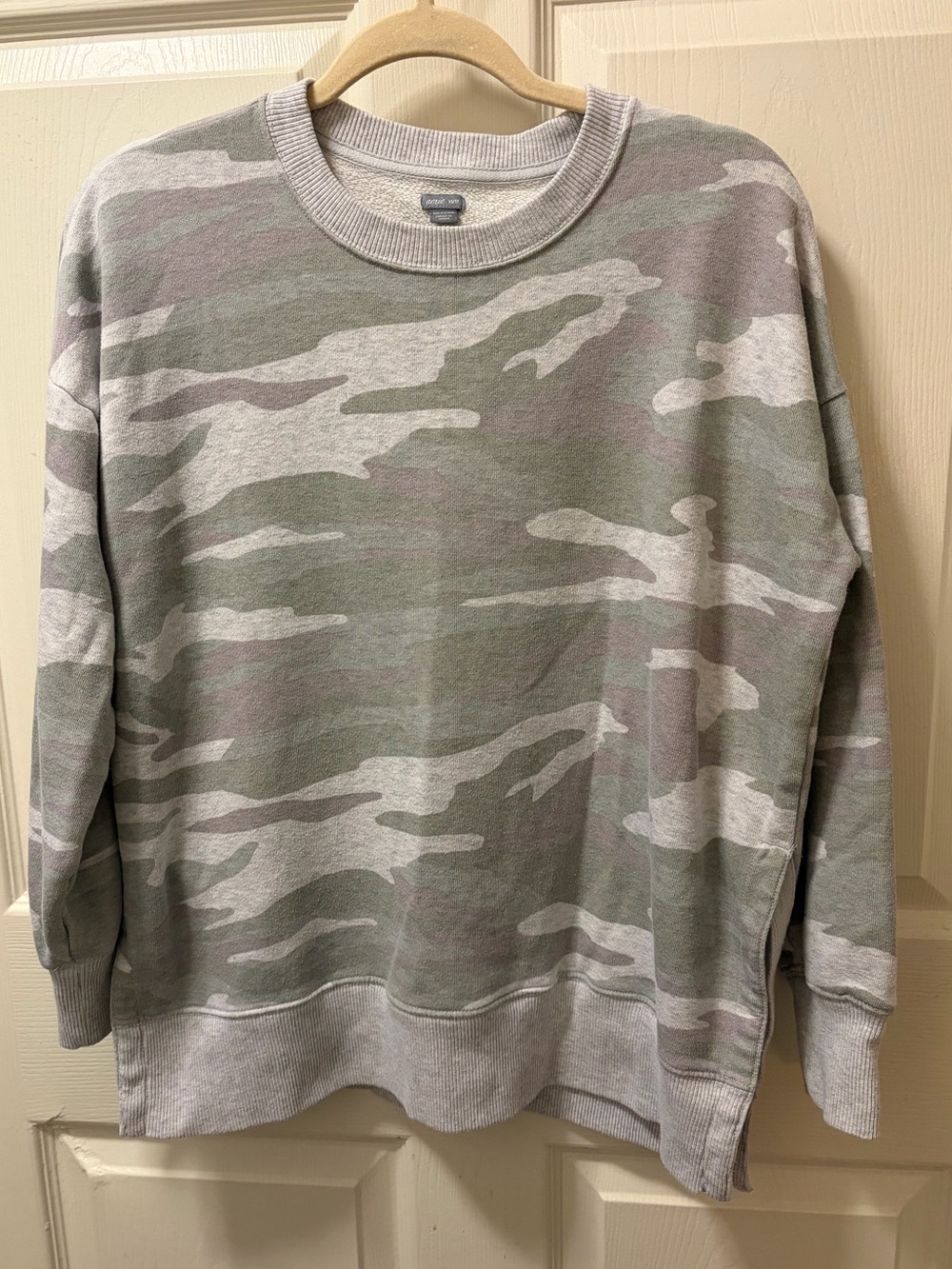 Aerie Women’s Size XS Oversized Camo Sweatshirt Gray Green Crewneck Side Slits